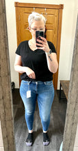 Load image into Gallery viewer, Mid-rise crop Skinny Jean
